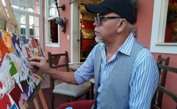 Uma tela para o teatro Betto Pereira em ação em seu ateliê. Foto: Rose Carvalho