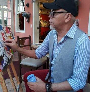 Uma tela para o teatro Betto Pereira em ação em seu ateliê. Foto: Rose Carvalho