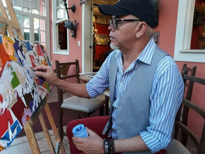 Uma tela para o teatro Betto Pereira em ação em seu ateliê. Foto: Rose Carvalho