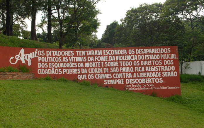 Vala de Perus: esqueletos na consciência Vala de Perus, livro de Camilo Vannuchi