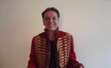 Arnaldo Baptista rifa seu lendário casaco inglês