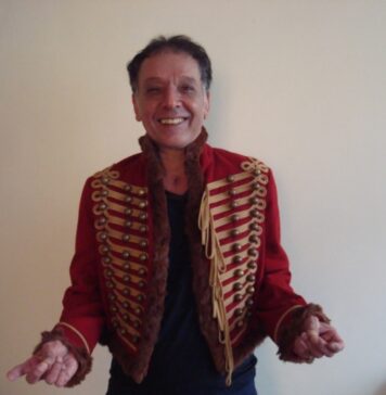 Arnaldo Baptista rifa seu lendário casaco inglês