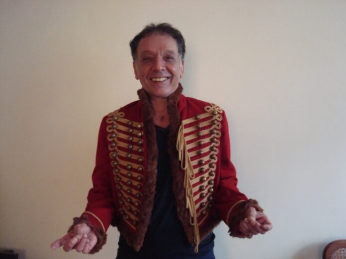 Arnaldo Baptista rifa seu lendário casaco inglês