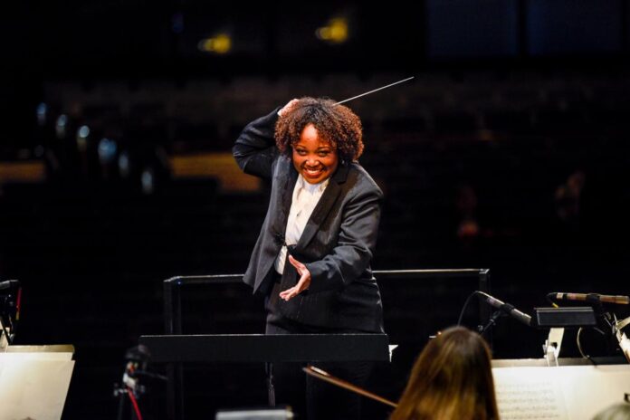 Orquestra Filarmônica Virtual do Meio-Norte está com inscrições abertas para cantores, instrumentistas e coralistas A maestra Alba Bonfim, idealizadora e coordenadora da OFVMN. Foto: Karen Almond