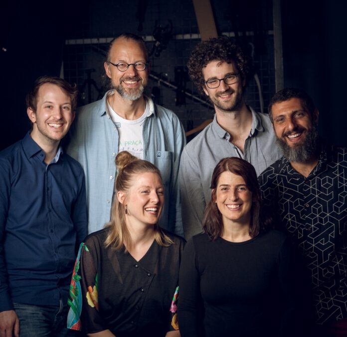 A música poliglota de Mariana Zwarg O Sexteto Universal. Foto: Teemu Mattson