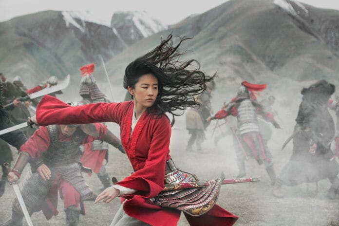 Mulan, a heroína contra-ataca Yifei Liu interpreta Mulan, live-action da Disney - Foto: Jasin Boland/Disney