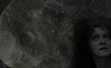 Um salto para a liberdade A cantora Ceumar em frame de "O salto". Reprodução