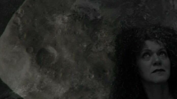 Um salto para a liberdade A cantora Ceumar em frame de "O salto". Reprodução