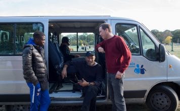 Sensível, bem-humorado e necessário Bryan Mialoundama (Dylan), Vincent Cassel (Bruno) e Reda Kateb (Malik), com Marco Locatelli (Valentin) ao fundo, dentro da van. Foto: Carole Bethuel. Divulgação. Califórnia Filmes