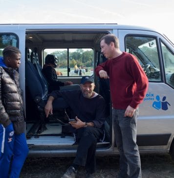Sensível, bem-humorado e necessário Bryan Mialoundama (Dylan), Vincent Cassel (Bruno) e Reda Kateb (Malik), com Marco Locatelli (Valentin) ao fundo, dentro da van. Foto: Carole Bethuel. Divulgação. Califórnia Filmes