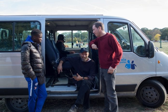 Sensível, bem-humorado e necessário Bryan Mialoundama (Dylan), Vincent Cassel (Bruno) e Reda Kateb (Malik), com Marco Locatelli (Valentin) ao fundo, dentro da van. Foto: Carole Bethuel. Divulgação. Califórnia Filmes