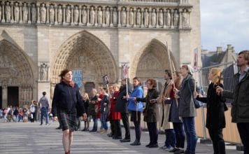 A comédia dos sonhos Maud enfrenta o protesto dos carolas. Frame. Reprodução. Califórnia Filmes