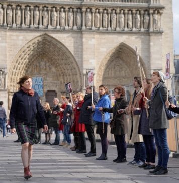A comédia dos sonhos Maud enfrenta o protesto dos carolas. Frame. Reprodução. Califórnia Filmes