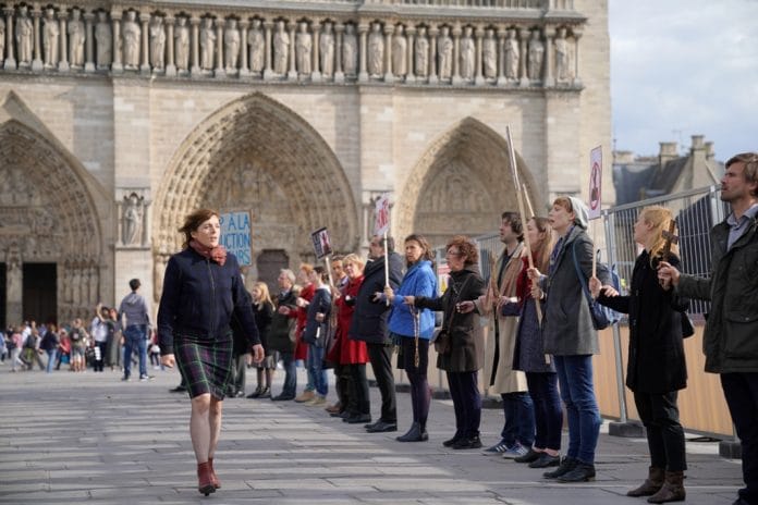A comédia dos sonhos Maud enfrenta o protesto dos carolas. Frame. Reprodução. Califórnia Filmes