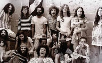 Caia na leitura e perigas ver Novos Baianos: um grupo, time de futebol, família, comunidade ou tudo isso ao mesmo tempo? Marília Aguiar está em pé, grávida, à direita. Foto: Reprodução