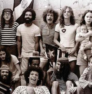 Caia na leitura e perigas ver Novos Baianos: um grupo, time de futebol, família, comunidade ou tudo isso ao mesmo tempo? Marília Aguiar está em pé, grávida, à direita. Foto: Reprodução
