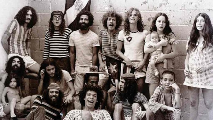 Caia na leitura e perigas ver Novos Baianos: um grupo, time de futebol, família, comunidade ou tudo isso ao mesmo tempo? Marília Aguiar está em pé, grávida, à direita. Foto: Reprodução