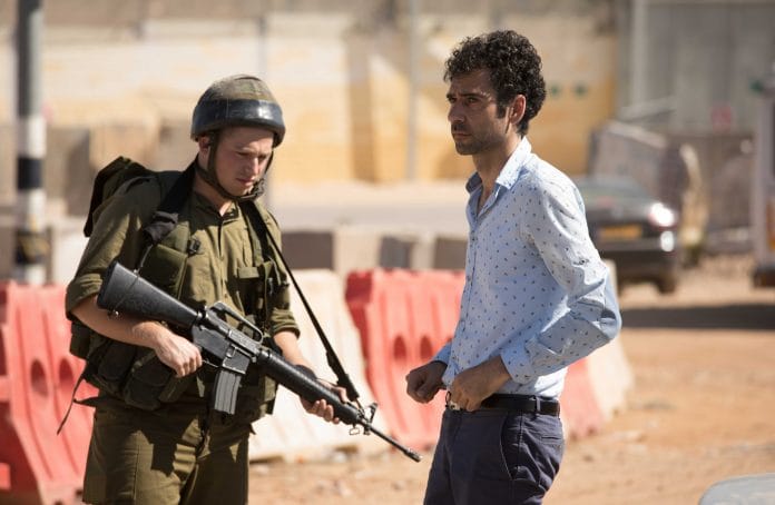 Tel Aviv em Chamas ri da guerra sem fim Cena de Tel Aviv em Chamas