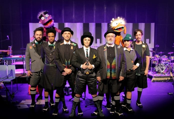 Em formato online “Música de brinquedo 2” marca volta do Pato Fu aos palcos Pato Fu e os bonecos do Giramundo. Foto: Dudi Polonis. Divulgação