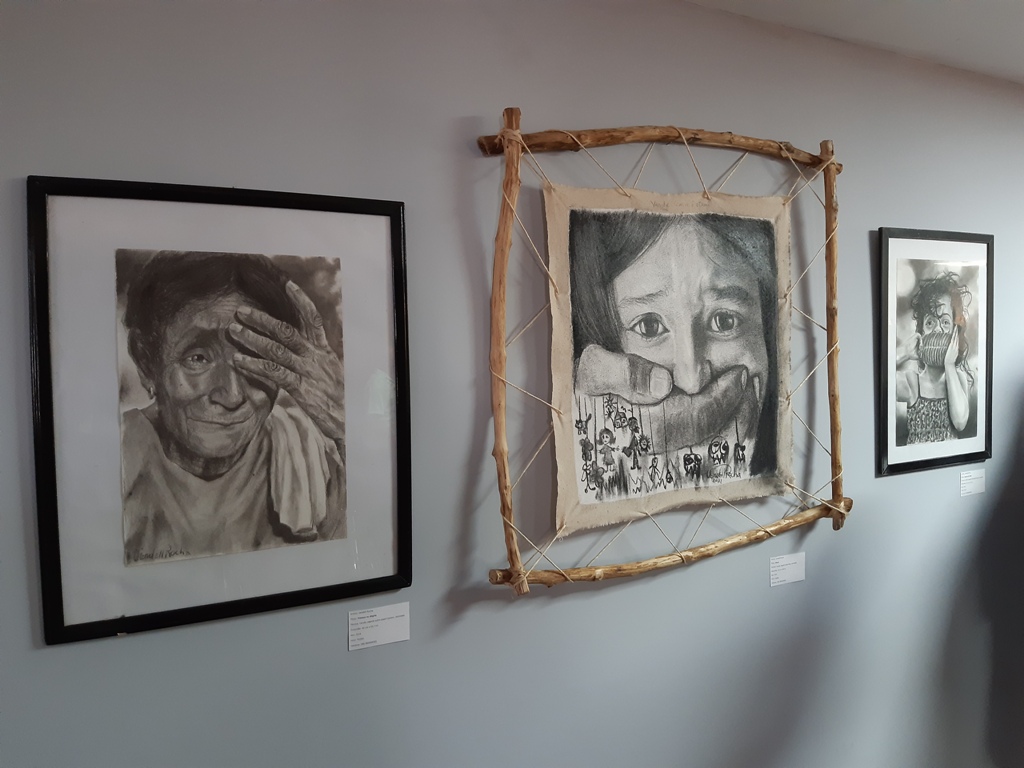 "Tristeza ou alegria", "Abuso" e "Máscara de folha", as três telas que o artista fez por encomenda da Procuradoria Geral de Justiça. Foto: Zema Ribeiro