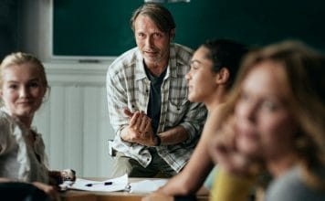 Um brinde à amizade Martin (Mads-Mikkelsen) empolga seus alunos durante ousado experimento com álcool. Foto: Henrik Ohsten. Divulgação