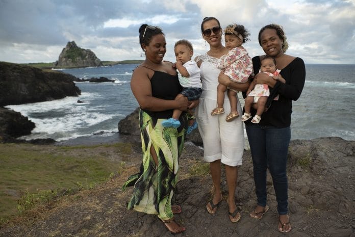 Proibido nascer no paraíso chamado Noronha Cena de Proibido nascer no paraíso