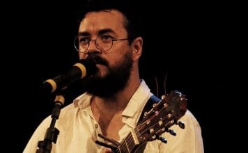 A delicadeza poética e a potência política de PC Silva O cantor e compositor PC Silva. Foto: Rafael Moura/ Divulgação