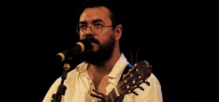 A delicadeza poética e a potência política de PC Silva O cantor e compositor PC Silva. Foto: Rafael Moura/ Divulgação