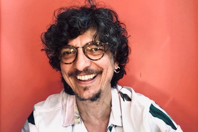 Um beijo musical O cantor e compositor Pedro Luís. Foto: Jorge Bispo. Divulgação