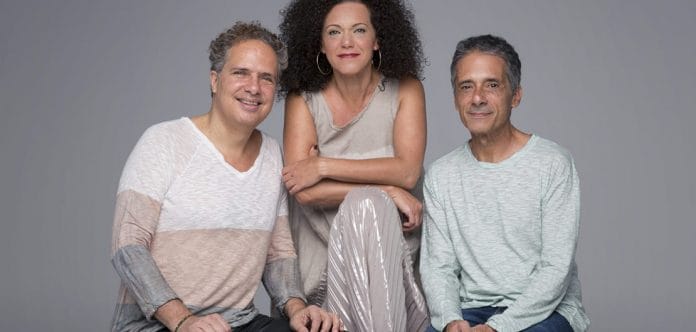 O trem musical não pode parar Lui Coimbra, Ceumar e Paulo Freire: o trio Viola Perfumosa. Foto: Leo Aversa. Divulgação