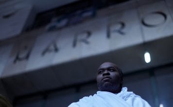 Realidade e ficção, brutalidade e delicadeza de mãos dadas O cantor camaronês Yamaya Mohamed em frente ao cinema. Foto: Loiro Cunha