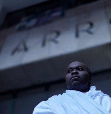 Realidade e ficção, brutalidade e delicadeza de mãos dadas O cantor camaronês Yamaya Mohamed em frente ao cinema. Foto: Loiro Cunha