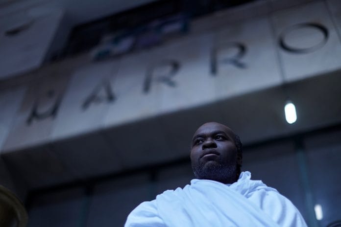 Realidade e ficção, brutalidade e delicadeza de mãos dadas O cantor camaronês Yamaya Mohamed em frente ao cinema. Foto: Loiro Cunha