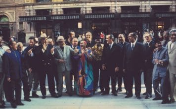 Um moleque da ilha e os 25 anos de “Buena Vista Social Club” O supergrupo Buena Vista Social Club no Carnegie Hall. Foto: Ebet Roberts/ Divulgação