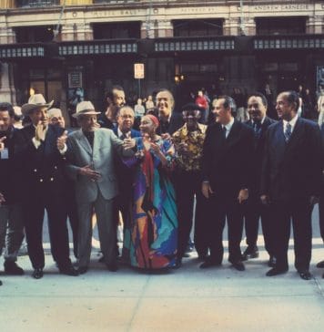 Um moleque da ilha e os 25 anos de “Buena Vista Social Club” O supergrupo Buena Vista Social Club no Carnegie Hall. Foto: Ebet Roberts/ Divulgação