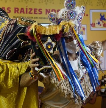 Cerveja e grupos de bumba meu boi apostam suas fichas no São João do ano que vem O bailarino Mano Braga em momento da coletiva de ontem. Foto: divulgação
