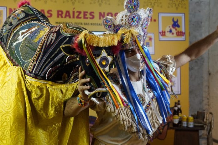 Cerveja e grupos de bumba meu boi apostam suas fichas no São João do ano que vem O bailarino Mano Braga em momento da coletiva de ontem. Foto: divulgação