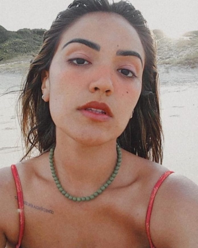 Caçula de Belchior estreia como cantora neste domingo