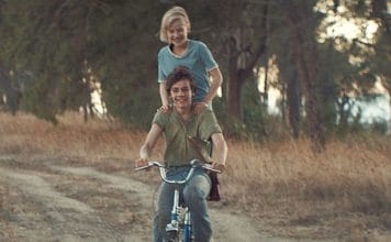 Amigos de verdade, os irmãos que a gente escolhe Cristian (Francesco Gheghi) com Valerio (Mattia Garaci) na garupa em cena de "Irmãos à italiana". Frame. Reprodução
