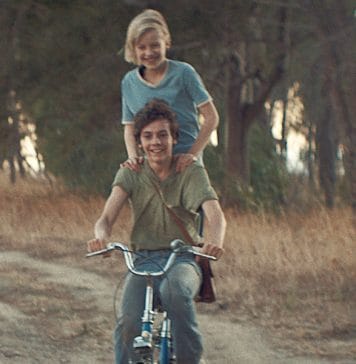 Amigos de verdade, os irmãos que a gente escolhe Cristian (Francesco Gheghi) com Valerio (Mattia Garaci) na garupa em cena de "Irmãos à italiana". Frame. Reprodução