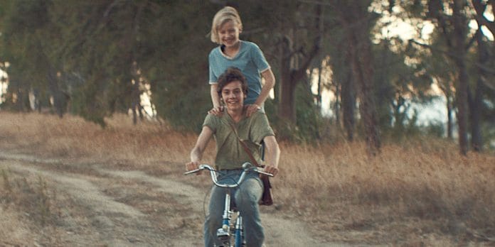 Amigos de verdade, os irmãos que a gente escolhe Cristian (Francesco Gheghi) com Valerio (Mattia Garaci) na garupa em cena de "Irmãos à italiana". Frame. Reprodução