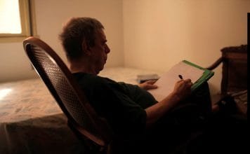 “O meu livro não vai cair no próximo vestibular” Sérgio Sant'Anna na intimidade da escrita, em seu quarto, no apartamento em Laranjeiras. Foto: divulgação