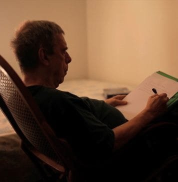 “O meu livro não vai cair no próximo vestibular” Sérgio Sant'Anna na intimidade da escrita, em seu quarto, no apartamento em Laranjeiras. Foto: divulgação