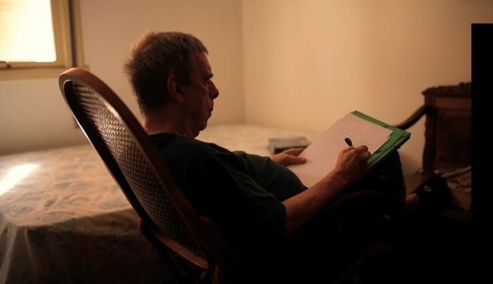 “O meu livro não vai cair no próximo vestibular” Sérgio Sant'Anna na intimidade da escrita, em seu quarto, no apartamento em Laranjeiras. Foto: divulgação