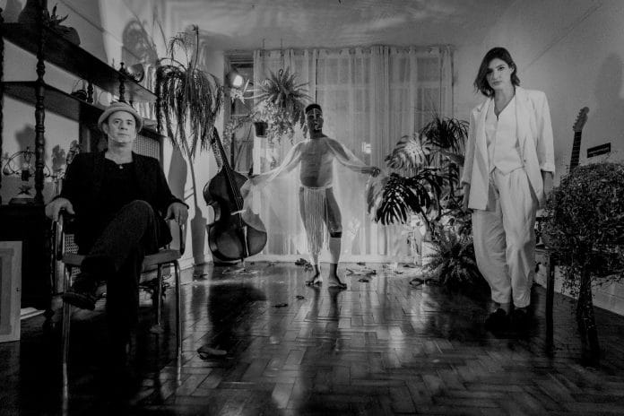 Melancolia e beleza em novo clipe de Junio Barreto e Tika Junio Barreto, Tony Reis e Tika. Still: Bruna Valença/ Divulgação