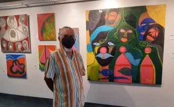 João de Deus volta às telas O artista plástico João de Deus e parte das telas expostas em "Delírios da quarentena". Foto: Zema Ribeiro