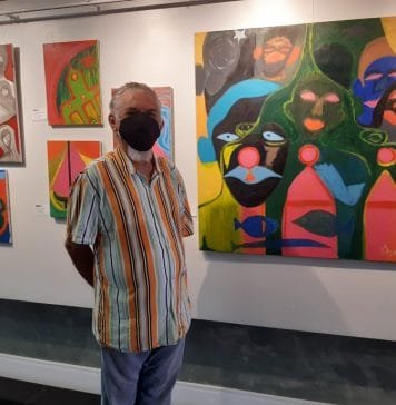 João de Deus volta às telas O artista plástico João de Deus e parte das telas expostas em "Delírios da quarentena". Foto: Zema Ribeiro