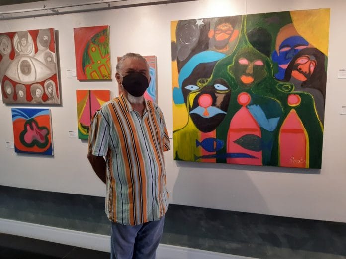 João de Deus volta às telas O artista plástico João de Deus e parte das telas expostas em "Delírios da quarentena". Foto: Zema Ribeiro