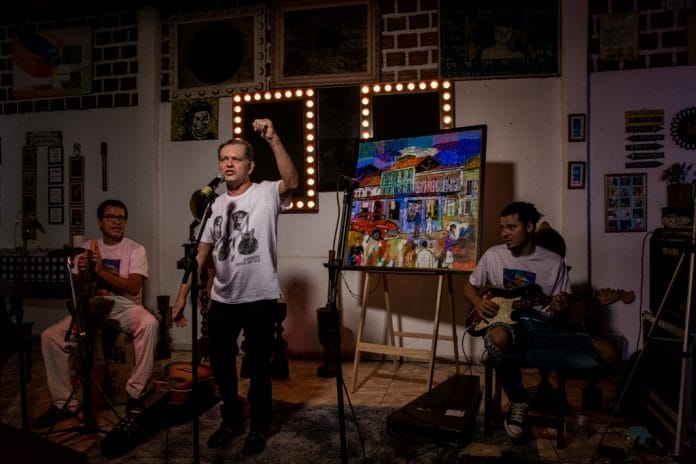 De Cajari pra passarela Homenageado da Turma do Quinto ano que vem, Josias Sobrinho durante a live de lançamento do disco coletivo "Vinil & Poesia", idealizado pela dj Vanessa Serra. Foto: Adriana Benvinda