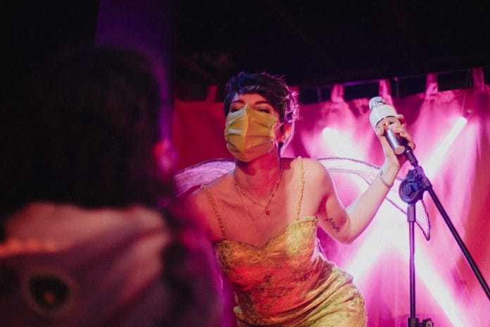 “Descontrole Público”, a gamificação do teatro Cena da peça "Descontrole Público"